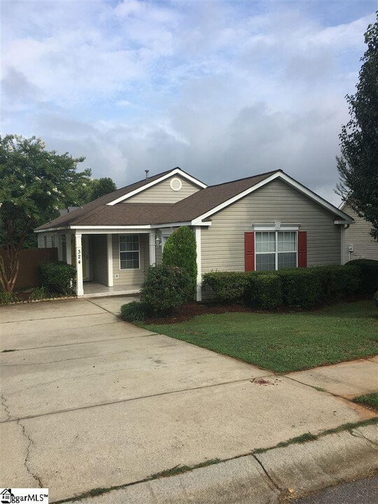 324 Hampton Ridge Dr in Greer, SC - Building Photo