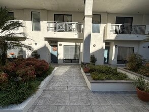 111 S Oak Knoll Ave, Unit 104 in Pasadena, CA - Building Photo - Building Photo
