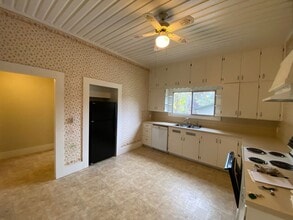 209 NE 7th St in Oakland, OR - Building Photo - Building Photo