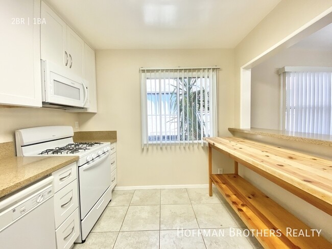 1220 N Harper Ave in West Hollywood, CA - Foto de edificio - Building Photo