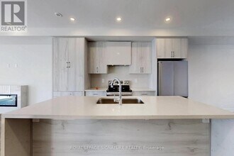 18 Chapple Ln. in Richmond Hill, ON - Building Photo - Building Photo