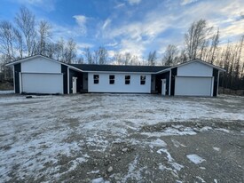 7493 N Paw St in Wasilla, AK - Building Photo