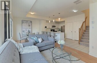 2420 Baronwood Dr in Oakville, ON - Building Photo - Building Photo