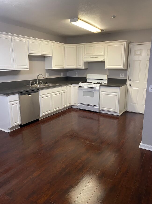 24422 Webster Ave in Moreno Valley, CA - Foto de edificio - Building Photo