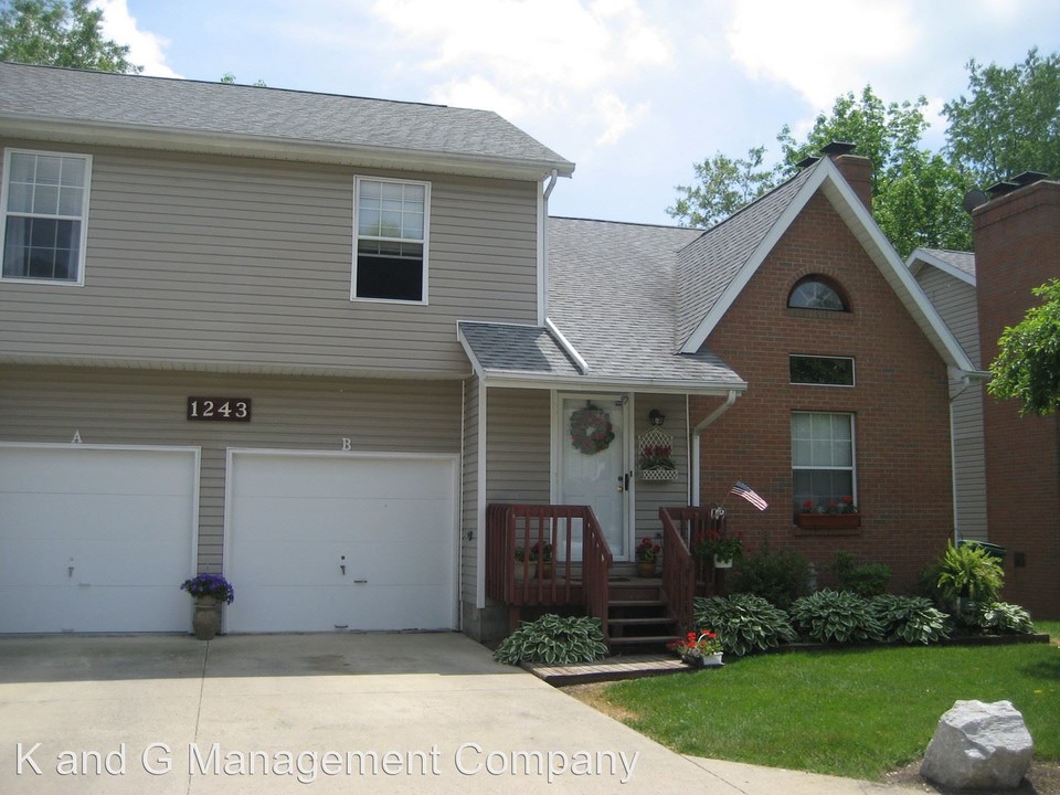 1245 Pineview Trail in Newark, OH - Foto de edificio