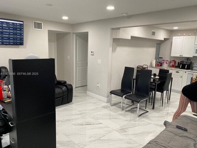 342 E 46th St in Hialeah, FL - Building Photo - Building Photo