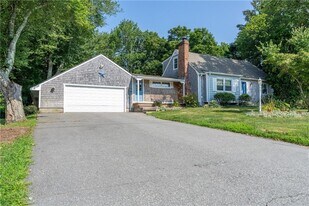 48 Pleasant St in Portsmouth, RI - Building Photo