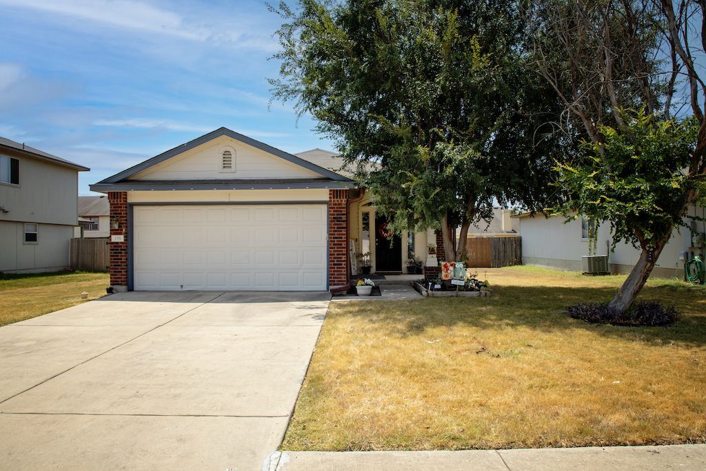 135 Holmstrom St in Hutto, TX - Building Photo