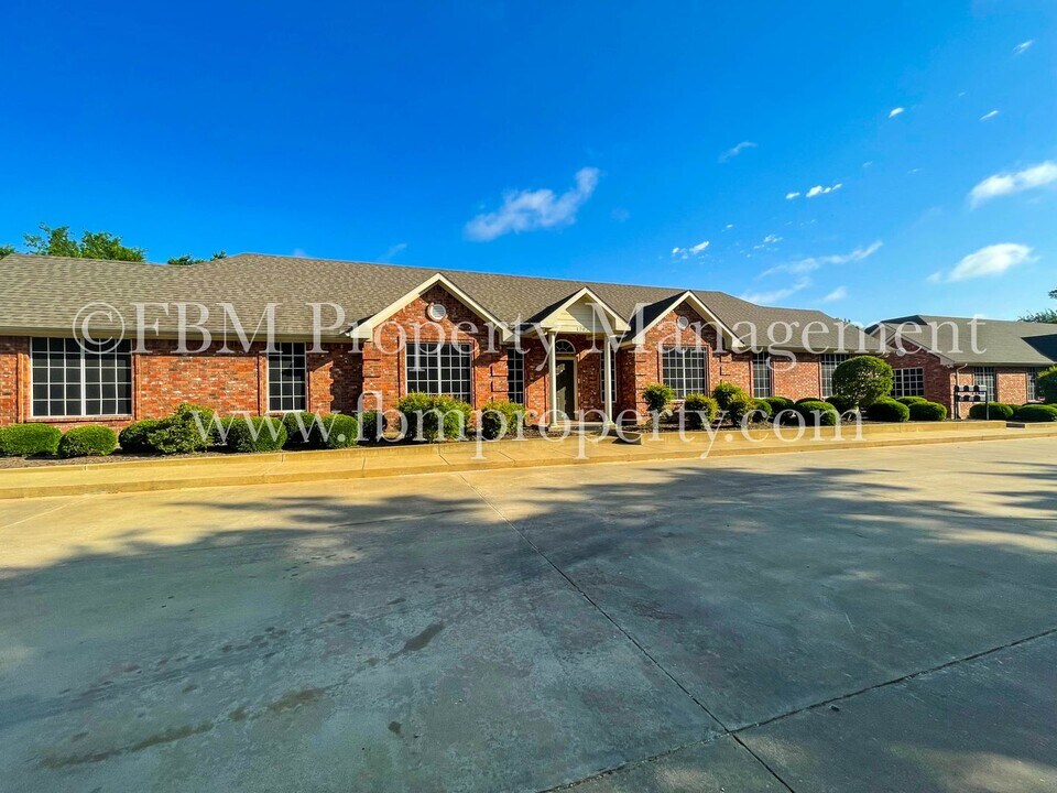 1203 N Clay St in Ennis, TX - Foto de edificio