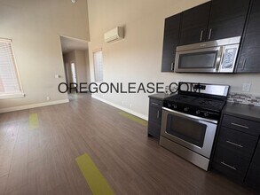 1210 Little John Ln in Eugene, OR - Building Photo - Building Photo