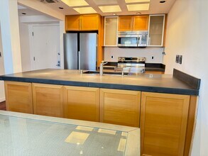740 N Kings Rd, Unit 320 in Los Angeles, CA - Foto de edificio - Building Photo