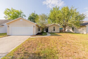 8755 Huntington Woods Cir N in Jacksonville, FL - Building Photo