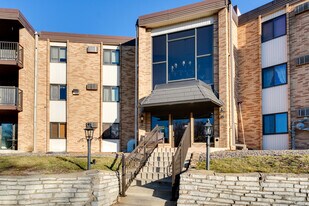 2700 Oxford St N, Unit 133 in Roseville, MN - Building Photo
