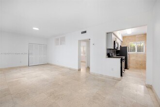 1100 Venetian Way in Miami Beach, FL - Building Photo - Building Photo