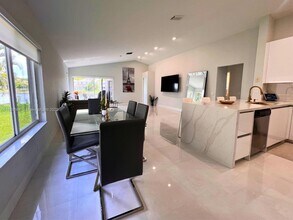4394 Mahogany Ridge Dr in Weston, FL - Building Photo - Building Photo