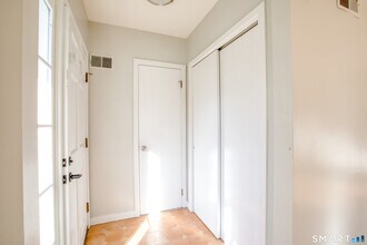 24 Hollow Wood Ln, Unit 1 in Greenwich, CT - Building Photo - Building Photo