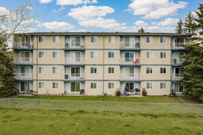 Sunflower Garden Court in Calgary, AB - Building Photo - Building Photo