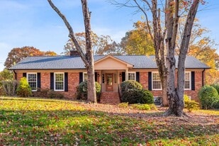 902 Kemp Rd W in Greensboro, NC - Building Photo