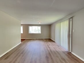 7104 Grandview Dr in Indianapolis, IN - Foto de edificio - Building Photo