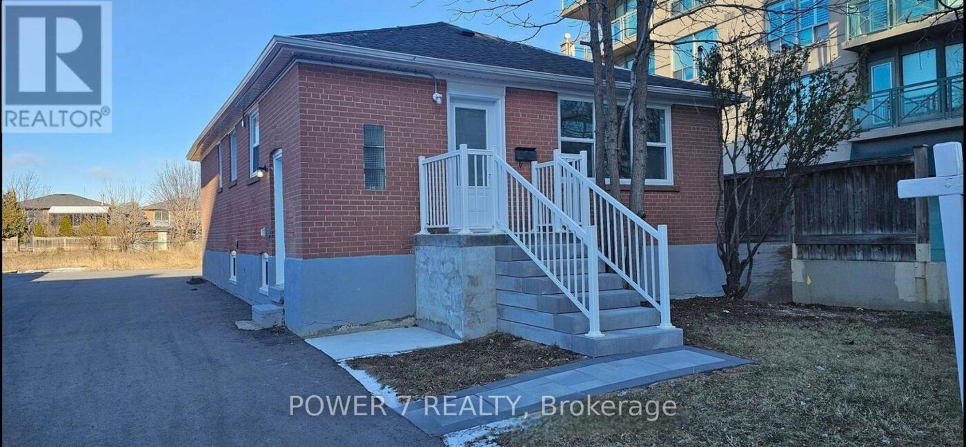 924 SHEPPARD Ave in Toronto, ON - Building Photo