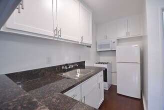 10645 Valley Spring Ln, Unit 21 in Los Angeles, CA - Building Photo - Building Photo