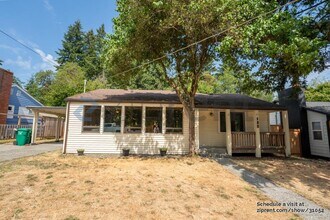 122 NE 130th St in Seattle, WA - Building Photo - Building Photo