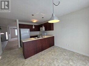 12 Revelstoke Ct in Barrie, ON - Building Photo - Building Photo