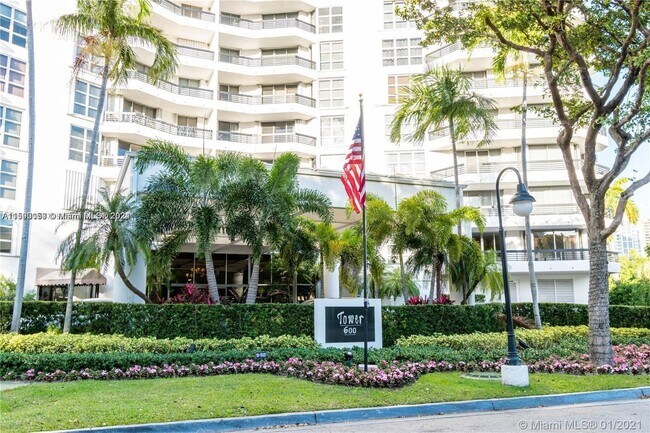 3400 NE 192 St in Miami, FL - Building Photo - Building Photo