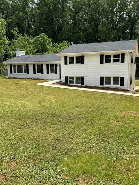 225 Beaver Pond Dr in Woodstock, GA - Building Photo