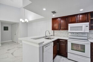 10709 Cleary Blvd in Plantation, FL - Building Photo