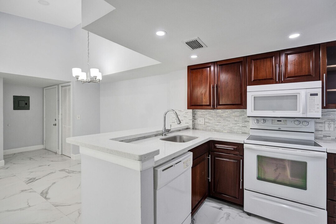 10709 Cleary Blvd in Plantation, FL - Building Photo
