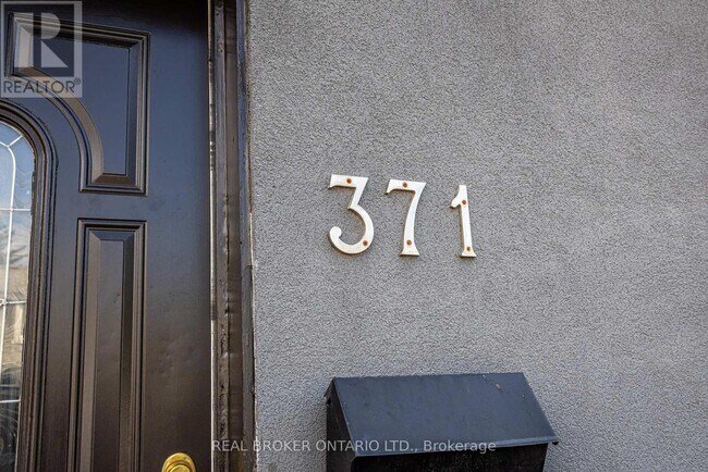 371 Jones Ave in Toronto, ON - Building Photo - Building Photo