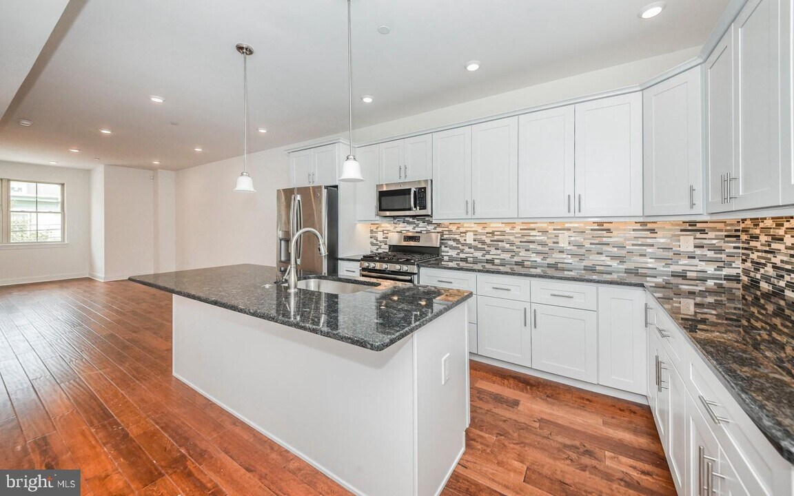 2132 E Sergeant St in Philadelphia, PA - Building Photo