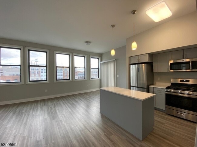 22 Center St in Metuchen, NJ - Building Photo - Building Photo