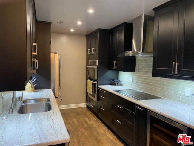 2260 N Cahuenga Blvd in Los Angeles, CA - Building Photo - Building Photo