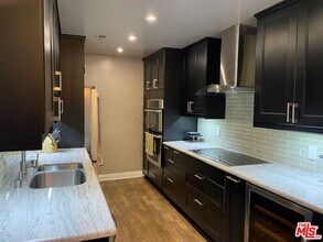 2260 N Cahuenga Blvd in Los Angeles, CA - Building Photo - Building Photo