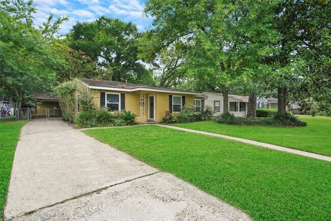 4303 Piney Woods Dr in Houston, TX - Building Photo - Building Photo