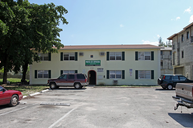 430 NW 41st St in Fort Lauderdale, FL - Foto de edificio - Building Photo