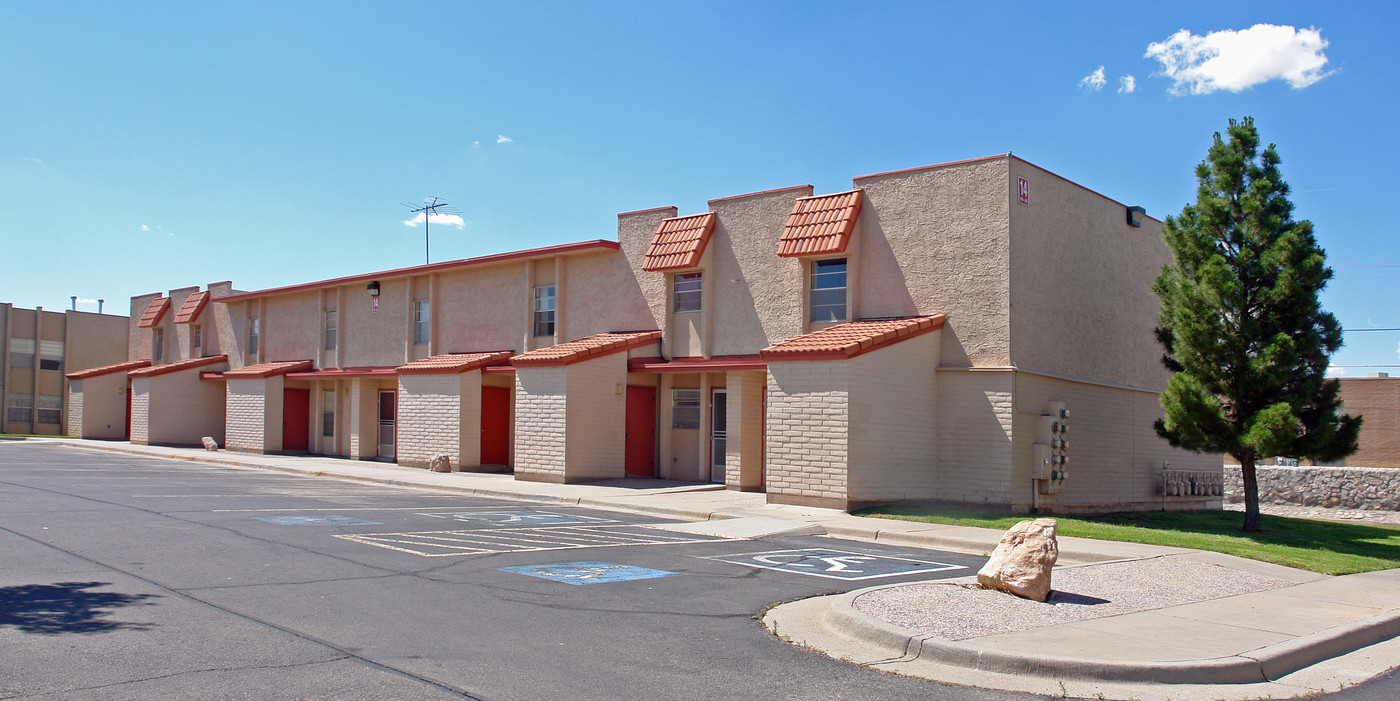 Sierra Vista Apartments in El Paso, TX - Building Photo