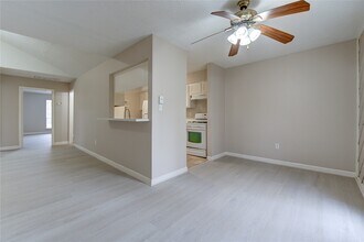 212 Quaker Dr in Friendswood, TX - Building Photo - Building Photo