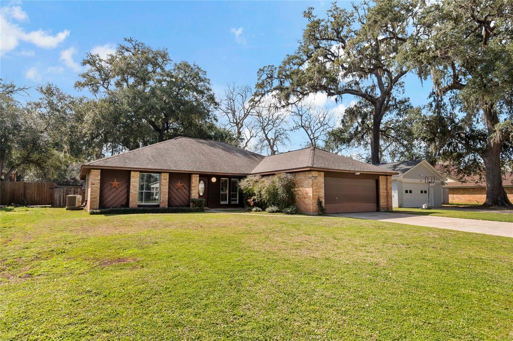 131 Spanish Moss Ln in Lake Jackson, TX - Building Photo