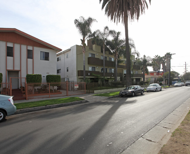 1344 N Serrano Ave in Los Angeles, CA - Foto de edificio - Building Photo