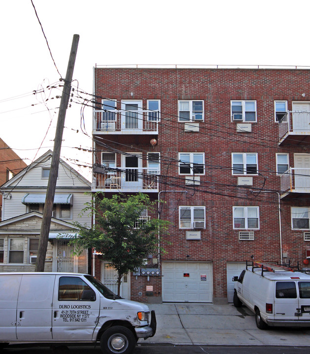 4137 70th St in Flushing, NY - Building Photo