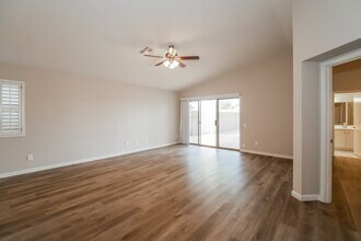 3424 E Wahalla Ln in Phoenix, AZ - Foto de edificio - Building Photo