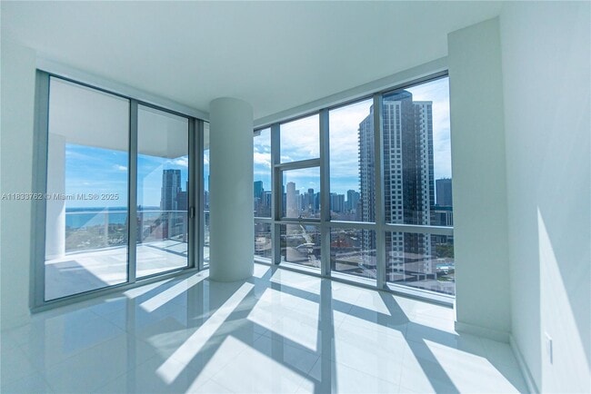 851 NE 1st Ave in Miami, FL - Building Photo - Building Photo