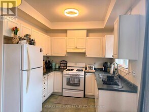 10-10 Post Oak Dr in Richmond Hill, ON - Building Photo - Building Photo