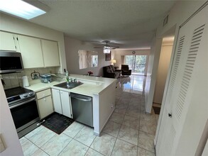 2230 N Cypress Bend Dr in Pompano Beach, FL - Building Photo - Building Photo