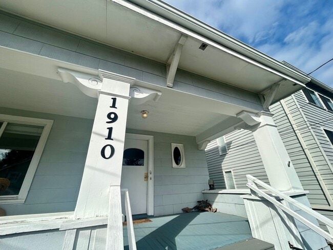 1910 N 37th St in Seattle, WA - Building Photo - Building Photo