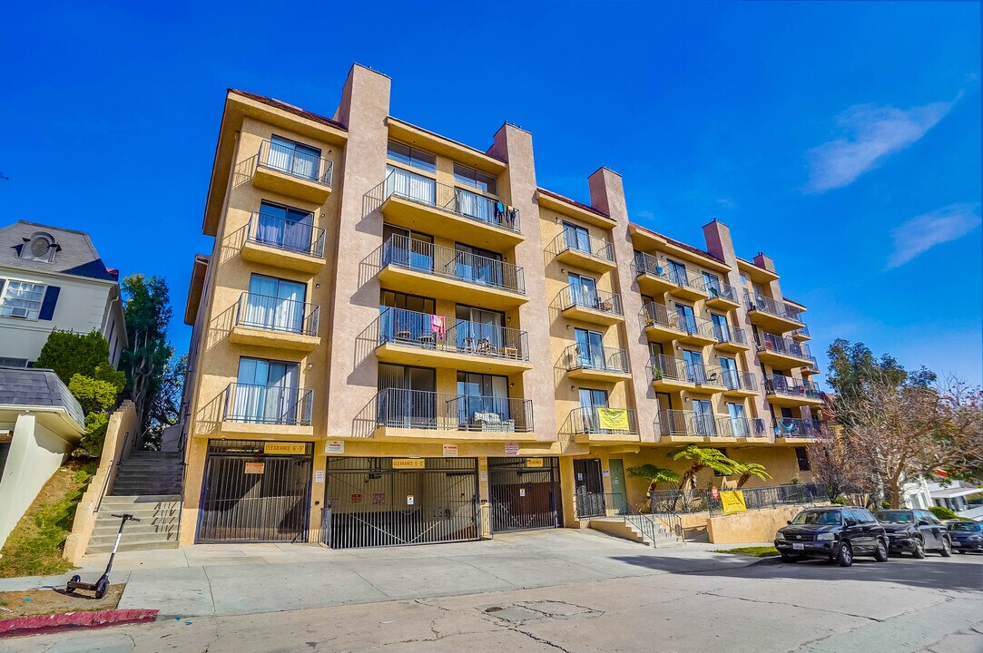 516 Glenrock Ave in Los Angeles, CA - Building Photo