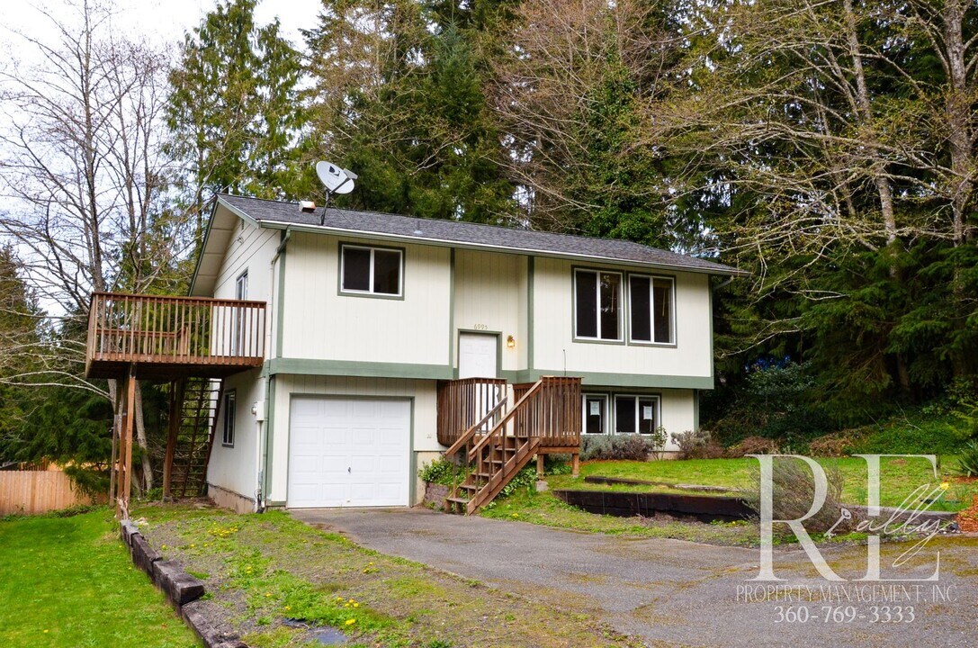 6995 E Indianwood Ct in Port Orchard, WA - Building Photo